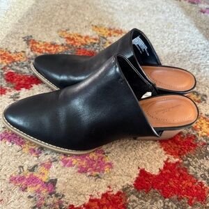 Universal Thread Black Pointed Toe Mules